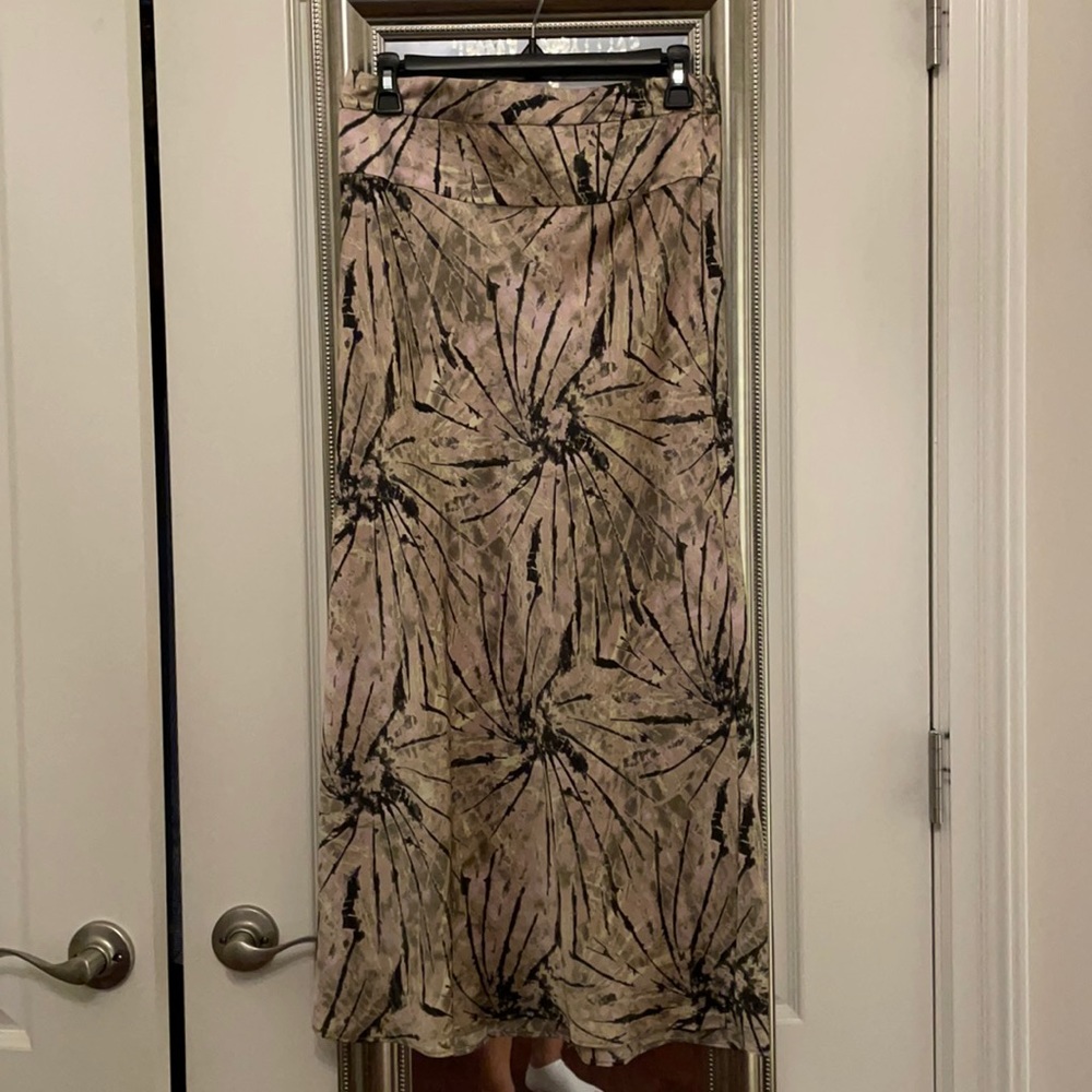 Long skirt with a silky feel. Wear it with flats, heels or booties.